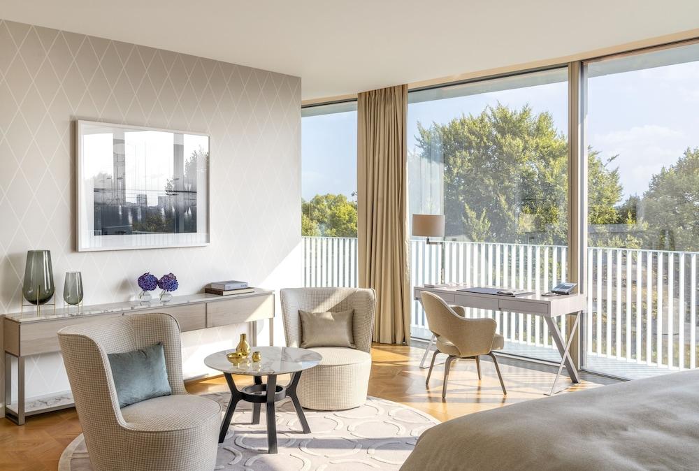 เดอะ ฟงต์แน Hotel ฮัมบูร์ก ภายนอก รูปภาพ A guest room at the West Hollywood hotel