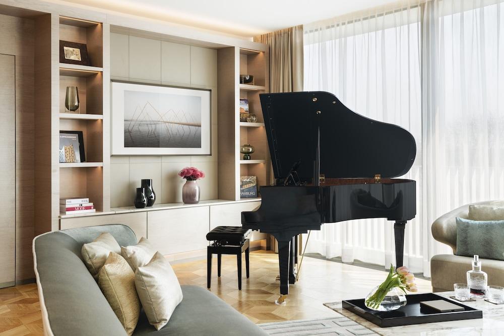เดอะ ฟงต์แน Hotel ฮัมบูร์ก ภายนอก รูปภาพ A piano in a living room
