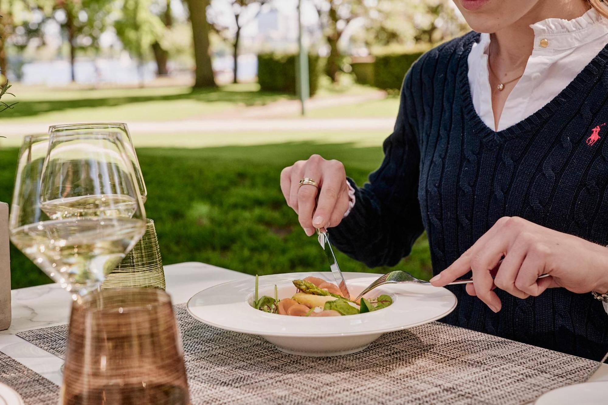 เดอะ ฟงต์แน Hotel ฮัมบูร์ก ภายนอก รูปภาพ A woman eating a salad