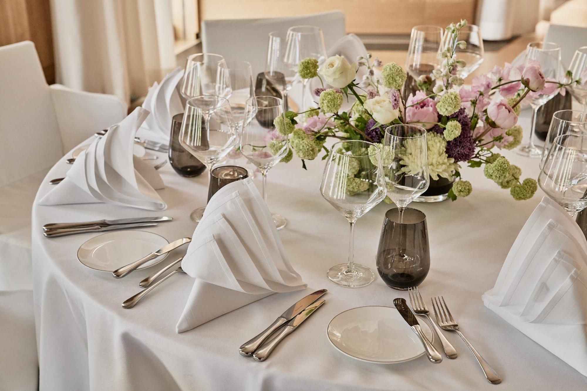 เดอะ ฟงต์แน Hotel ฮัมบูร์ก ภายนอก รูปภาพ A table set for a formal dinner