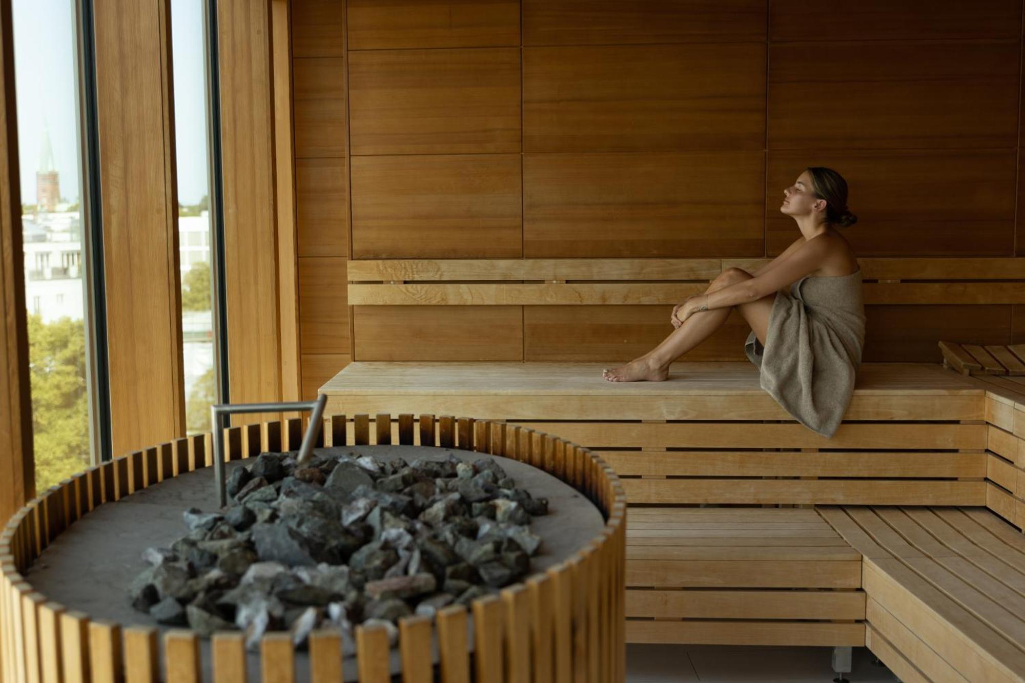 เดอะ ฟงต์แน Hotel ฮัมบูร์ก ภายนอก รูปภาพ A woman in a Finnish sauna